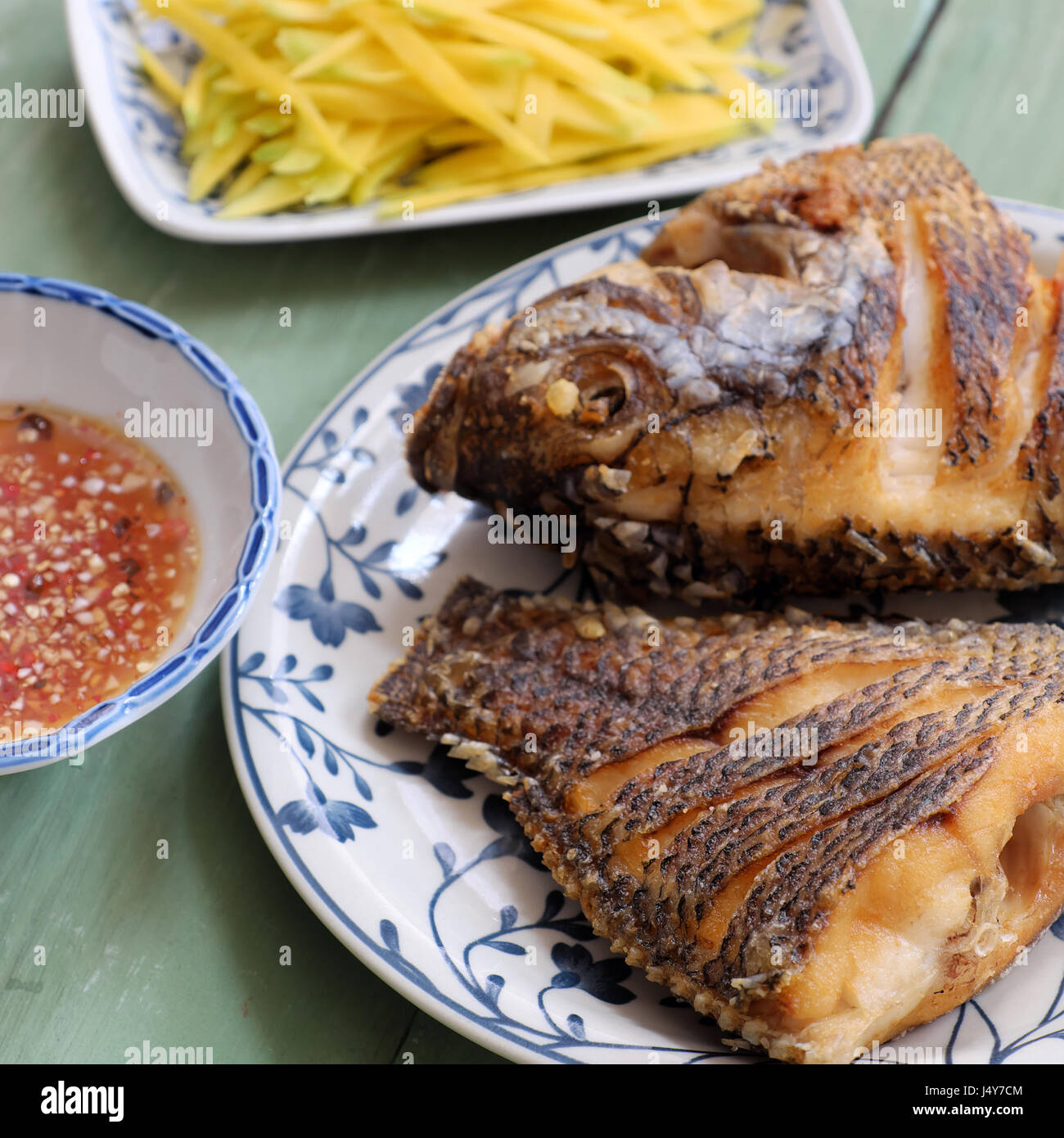Vietnamesisches Essen ist für tägliche Mahlzeit, gebratenen Fisch mit Mango und Fischsauce, Titapia Fisch oder St. Backfisch Peter lecker Essen Stockfoto