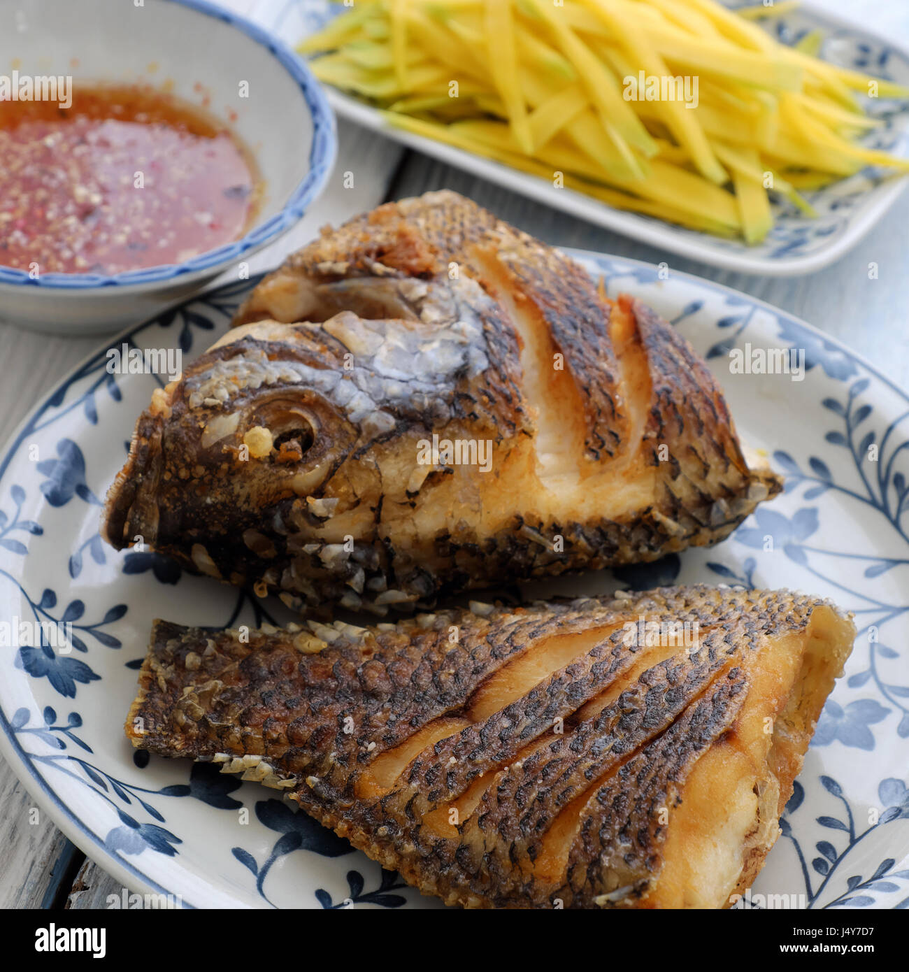 Vietnamesisches Essen ist für tägliche Mahlzeit, gebratenen Fisch mit Mango und Fischsauce, Titapia Fisch oder St. Backfisch Peter lecker Essen Stockfoto