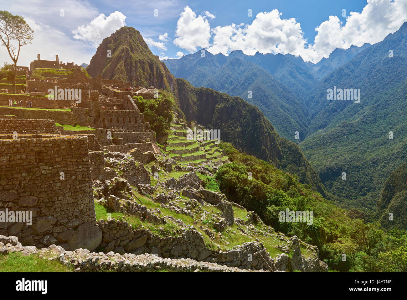 Inkaruinen Machu Picchu in Peru an sonnigen Tag. Reiseziel Machu Picchu Stockfoto