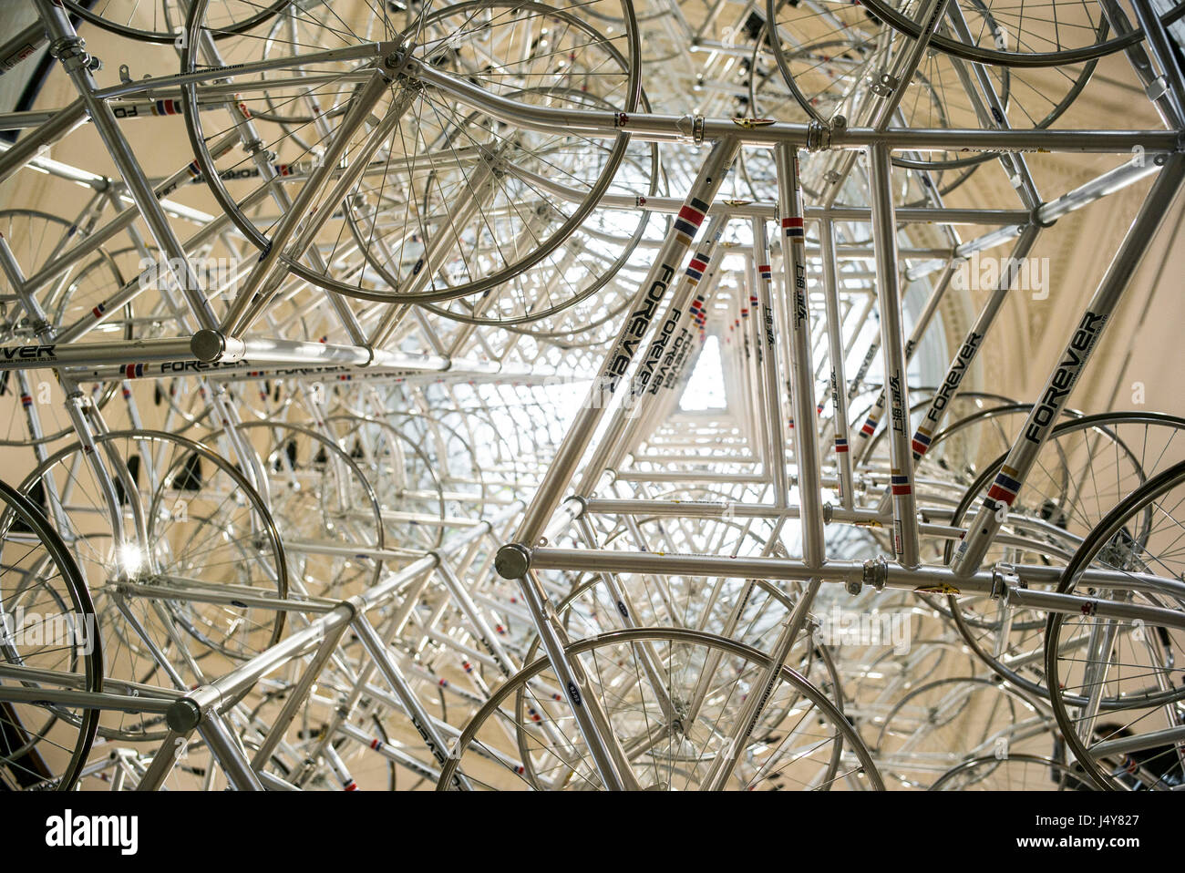 Der chinesische Künstler Ai Wewei Installation "für immer Fahrräder" "Beweise" Ausstellung im Martin-Gropius-Bau, Berlin. Stockfoto