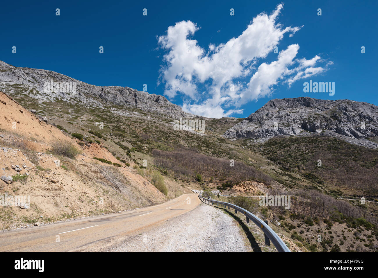 Bergstraße in der Provinz Palencia, Castilla y Leon, Spanien. Stockfoto