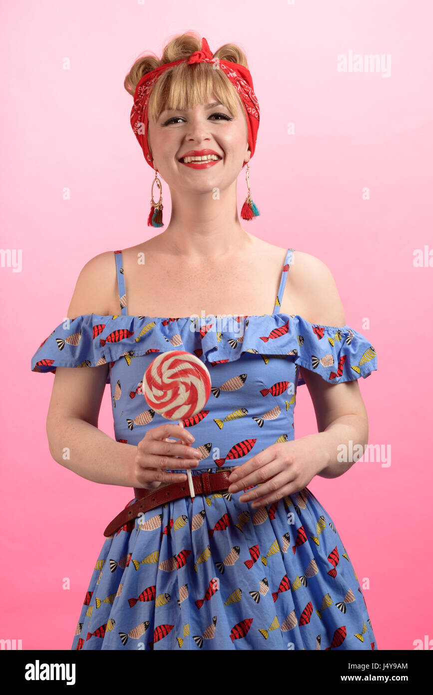 Lächelnde Pin up Girl mit Lutscher Stockfoto Lächelnde Pin up Girl mit Lutscher Stockfoto
