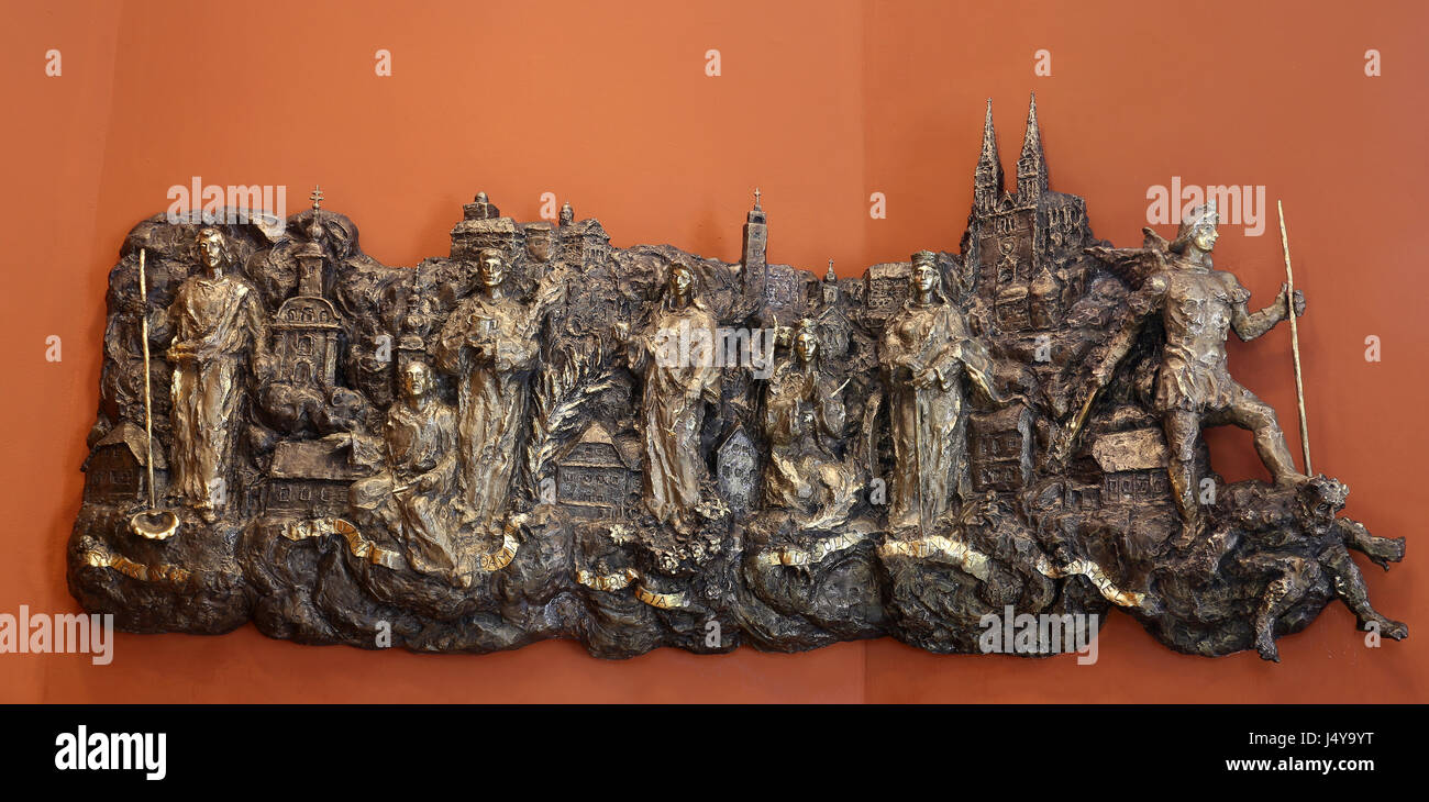 Bass Relief mit Kirchen und Schutzpatrone der Kaptol der Altstadt von Zagreb in der Kapelle des St. Dismas in Zagreb, Kroatien-o Stockfoto