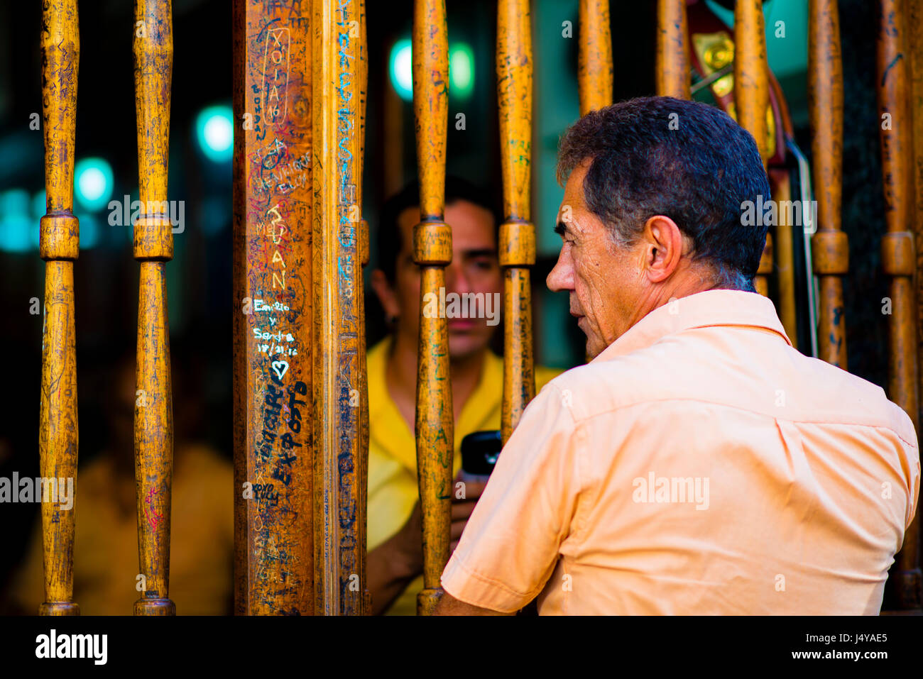 Zwei Männer in einem Flüstern sprechen in der Bodeguita del Medio bar in Haana Kuba Stockfoto