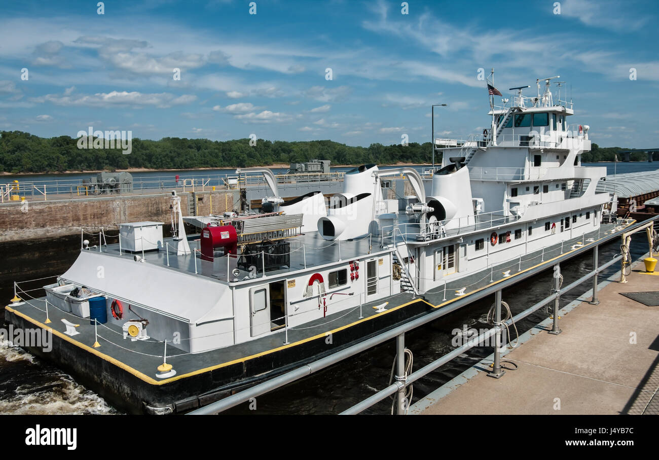 Mississippi Schiff Boot Beschreibung: Ein Schlepper schiebt Fracht Lastkähne durch eine Schleuse auf dem Mississippi. Stockfoto