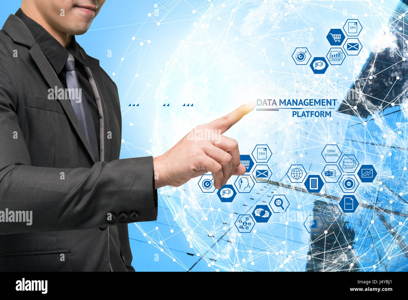 Data Management Plattform (DMP) Konzept. Business Mann Anzug Punkt Finger Infografik von Texten und Omni Kanalsymbole Technologie mit Globus verbinden eine Stockfoto