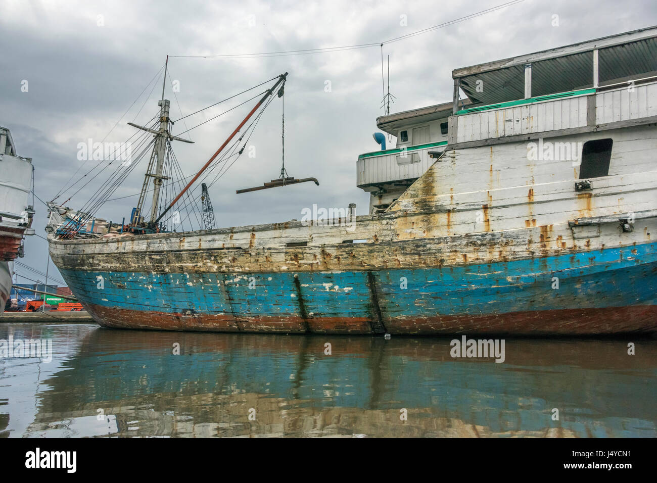 Pinisi laden Fracht, Sunda Kelapa Hafen, Jakarta, Indonesien Stockfoto