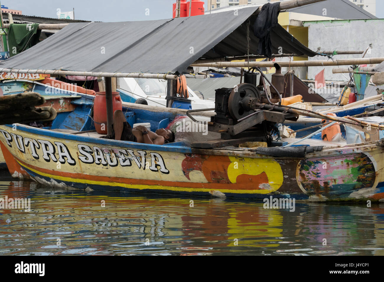 Fischer schlafend auf seinem Boot, Sunda Kelapa Hafen, Jakarta, Indonesien Stockfoto