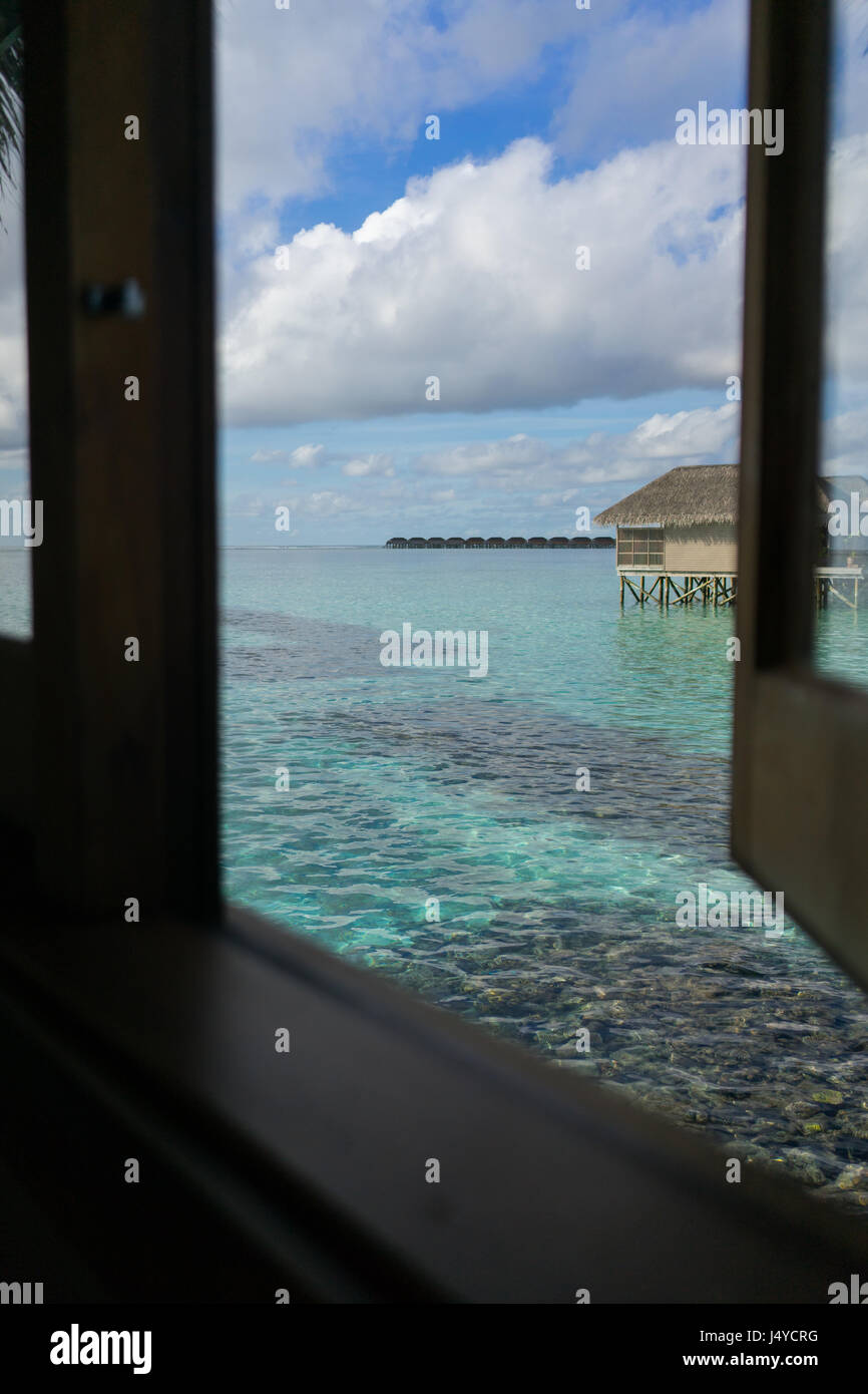 Meeru Resort &amp; Spa, Malediven - 8. Mai 2017: Wasser Villen über ruhige See in tropischen Malediven-Insel Stockfoto