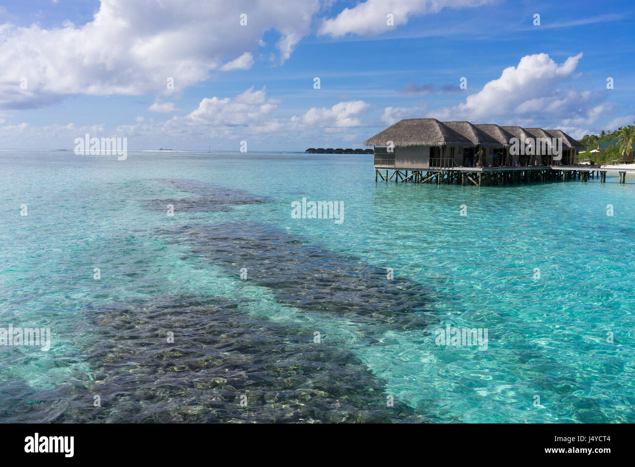 Meeru Resort &amp; Spa, Malediven - 8. Mai 2017: Wasser Villen über ruhige See in tropischen Malediven-Insel Stockfoto
