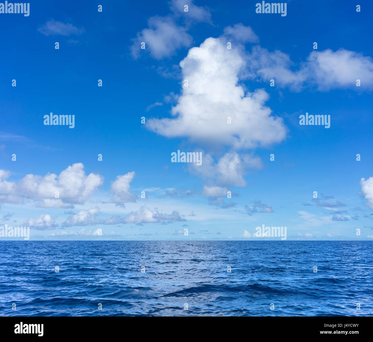 Seelandschaft mit Wolken und blauer Himmelshintergrund Stockfoto
