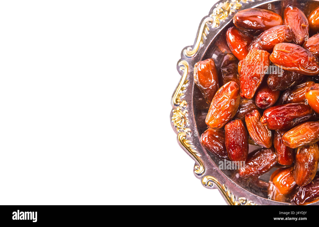 Schöne Termine Obst auf einem silbernen Tablett isoliert auf weißem Hintergrund. Das muslimische Opferfest des Heiligen Monats Ramadan Kareem. Stockfoto