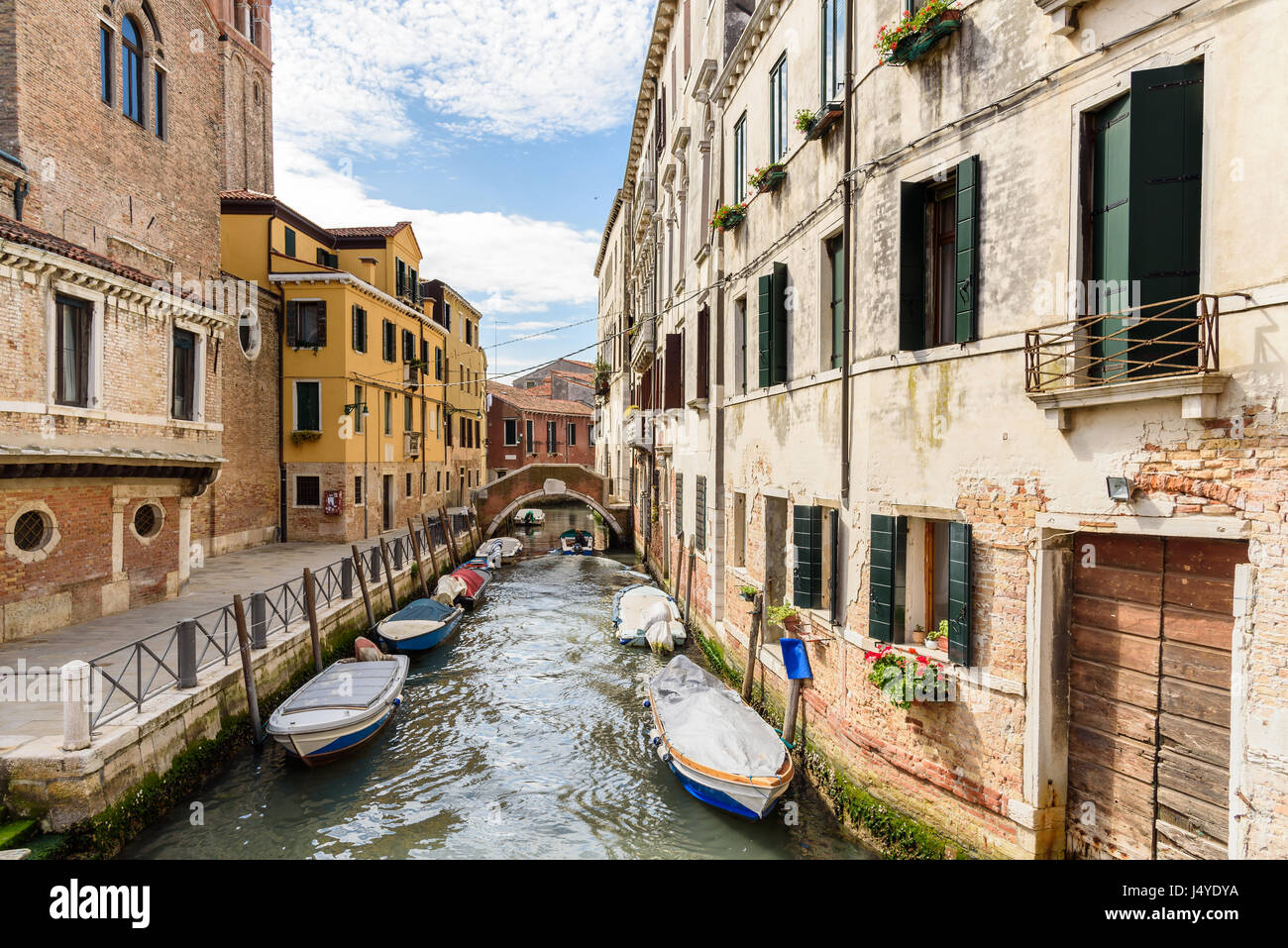 Häuser und Boote auf dem Kanal von Venedig, Italien Stockfoto