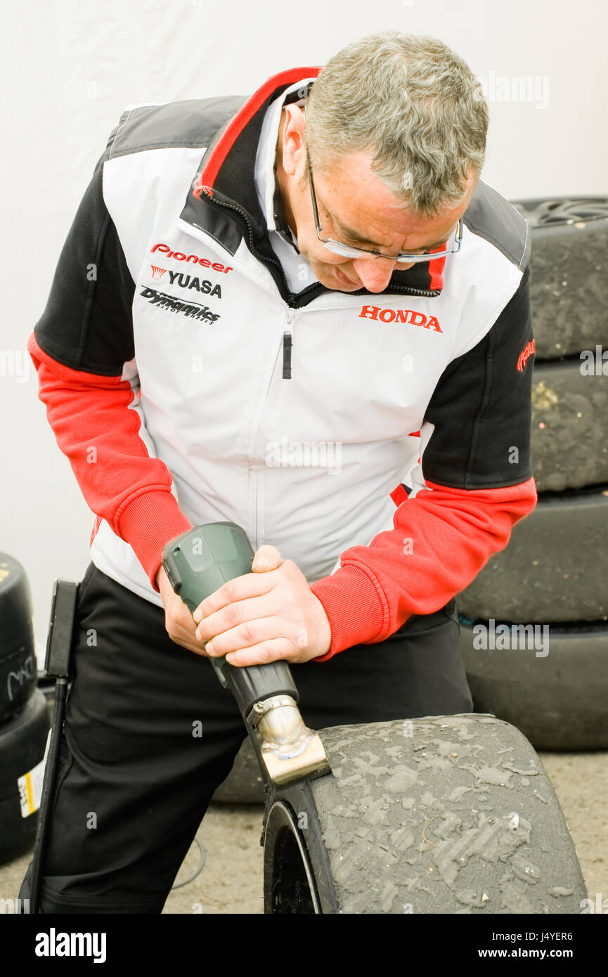 Honda Racing Yuasa Mechaniker entfernen Bläschen mit einem heißen Eisen auf Rennreifen für das British Touring Car Championship-treffen in Thruxton, UK Stockfoto