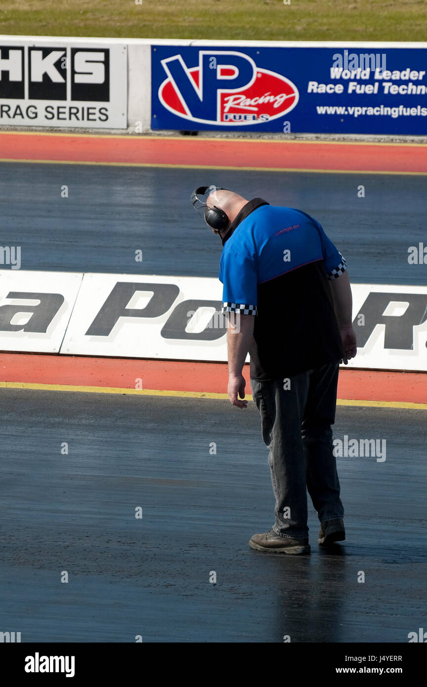 Offizielle Prüfung dem Drag Strip für Schäden, Öl oder lose Gegenstände zu verfolgen. 23. April 2010, Santa Pod, UK Stockfoto