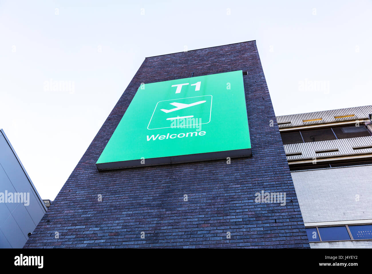 T1 Terminal 1 Manchester Flughafen Zeichen UK England Terminal 1 Willkommen Schild Manchester UK Manchester Flughafen Terminal 1 T1 Stockfoto