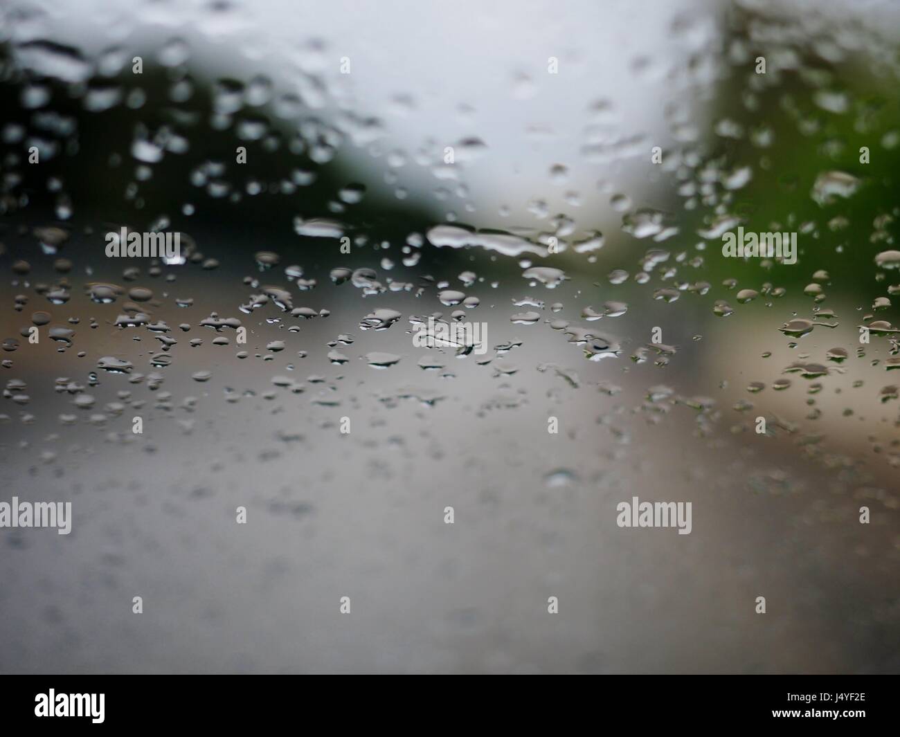 Regentropfen auf Fenster - Nassfenster - Winter - Wasser Stockfoto