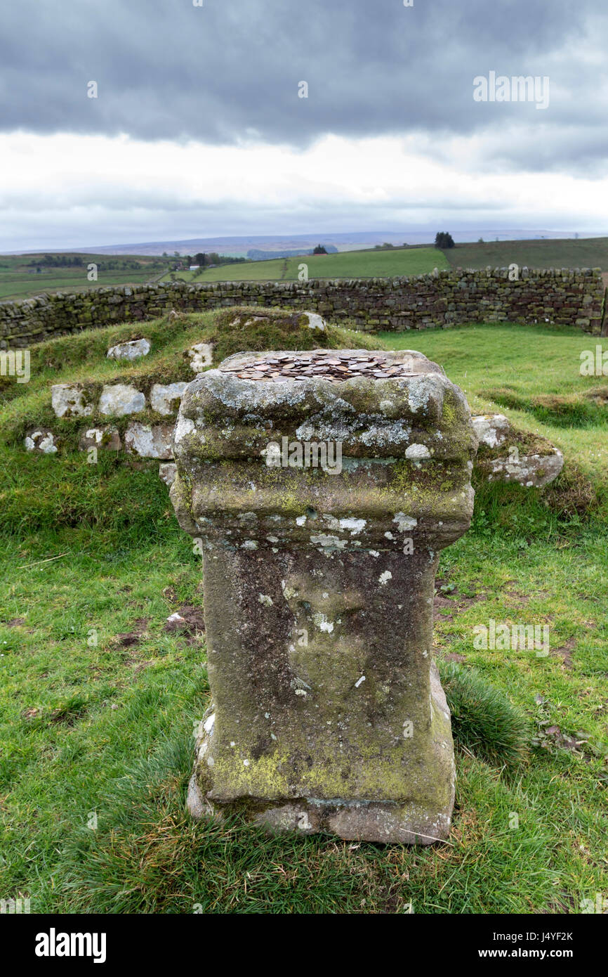 Altarstein mit modernen Votivgaben, Aesica römischen Fort (große Chesters) Hadrianswall, Haltwhistle, Northumberland, Großbritannien Stockfoto