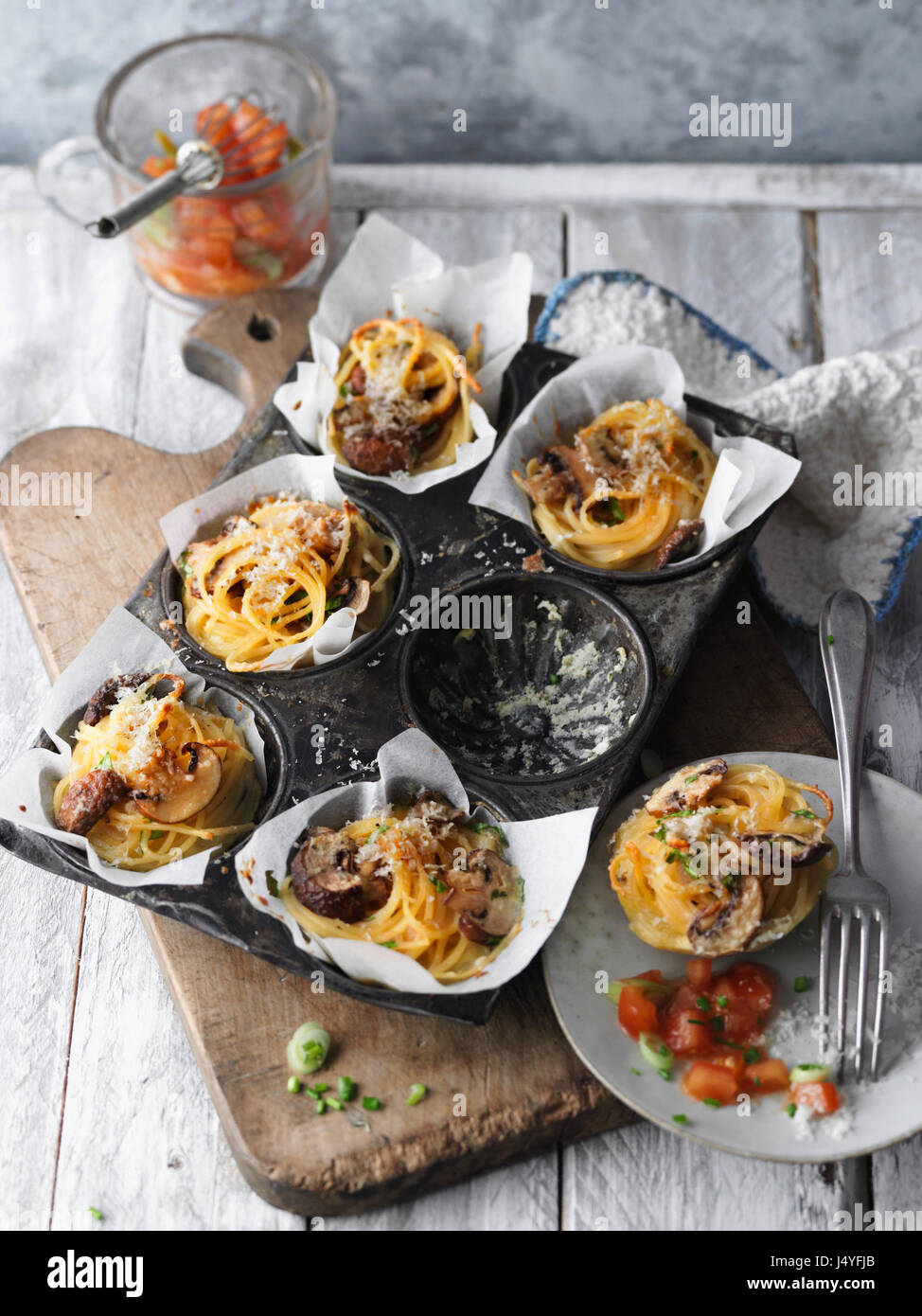 Spaghetti-Auflauf mit Pilzen Stockfoto
