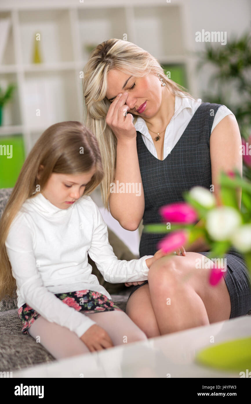 Trauriges Mädchen sitzt auf dem Sofa nächsten besorgt Mom zu Hause Stockfoto
