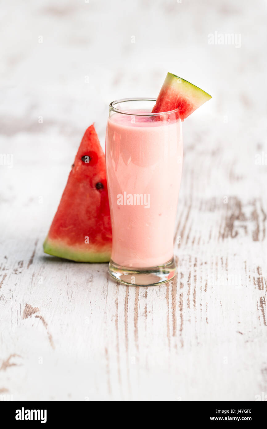 Glas Wassermelone Smoothie auf einem Holztisch Stockfoto