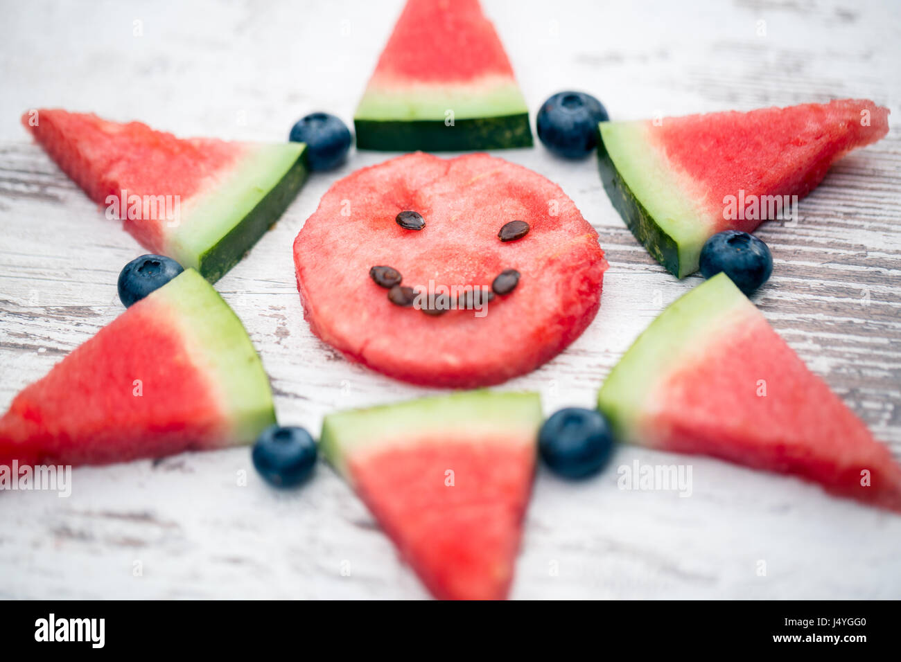 Dekoration der frische Wassermelone und Heidelbeere auf hölzernen Hintergrund Stockfoto