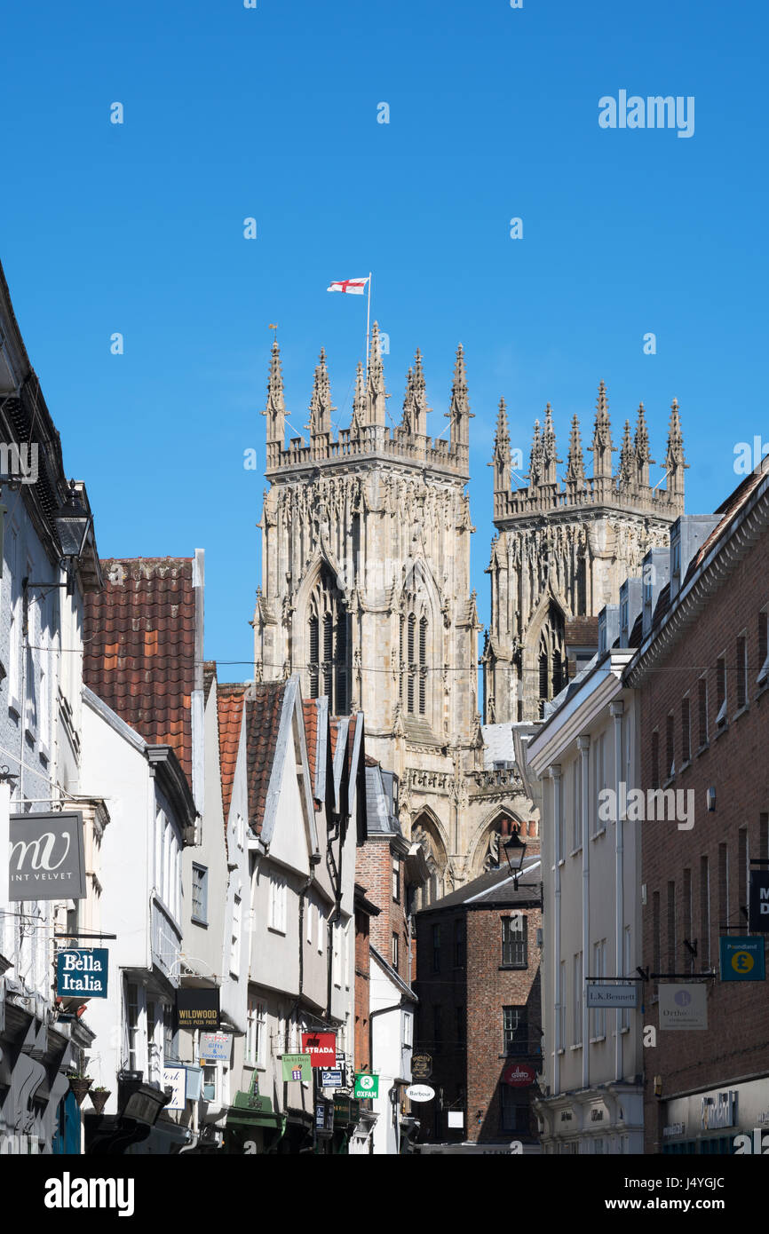York Minster gesehen aus niedrigen Petergate, England, UK Stockfoto