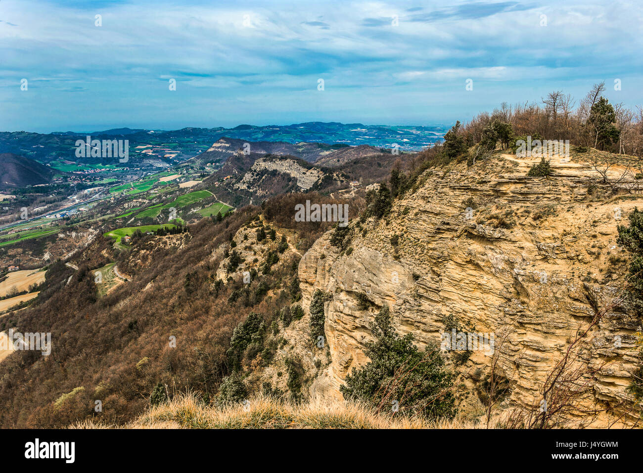 Die Kontur der Pliocenico Gegenkraft von der Spitze des Monte Adone, bis Mount Mario in der Mitte des Bildes, auf der linken unteren Ecke der Ebene von Sasso Marconi. Stockfoto