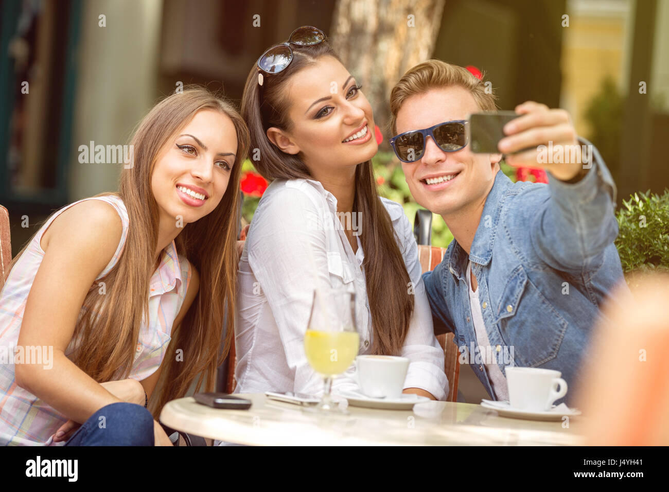 junge Freunde im Café nehmen Selfie in einem café Stockfoto