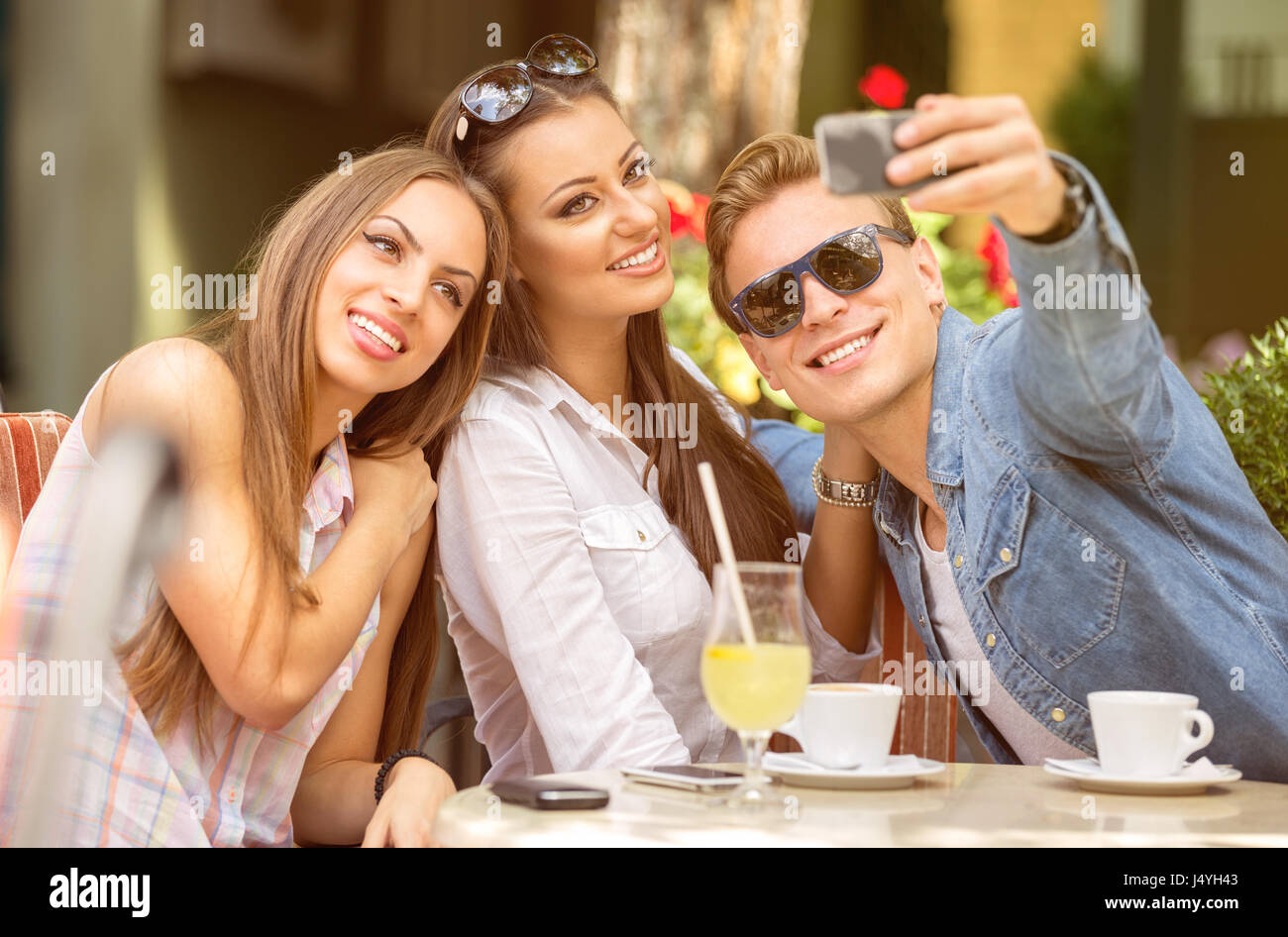 Gruppe von Freunden, die Spaß mit einem smart-Phone im café Stockfoto