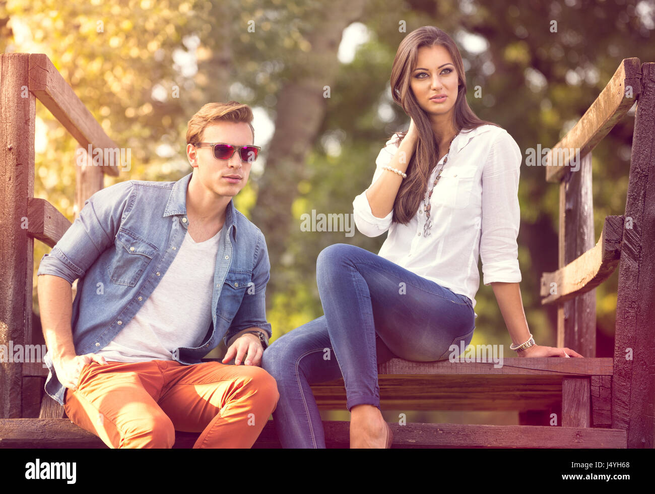 Mode-Paar gemeinsam genießen im park Stockfoto