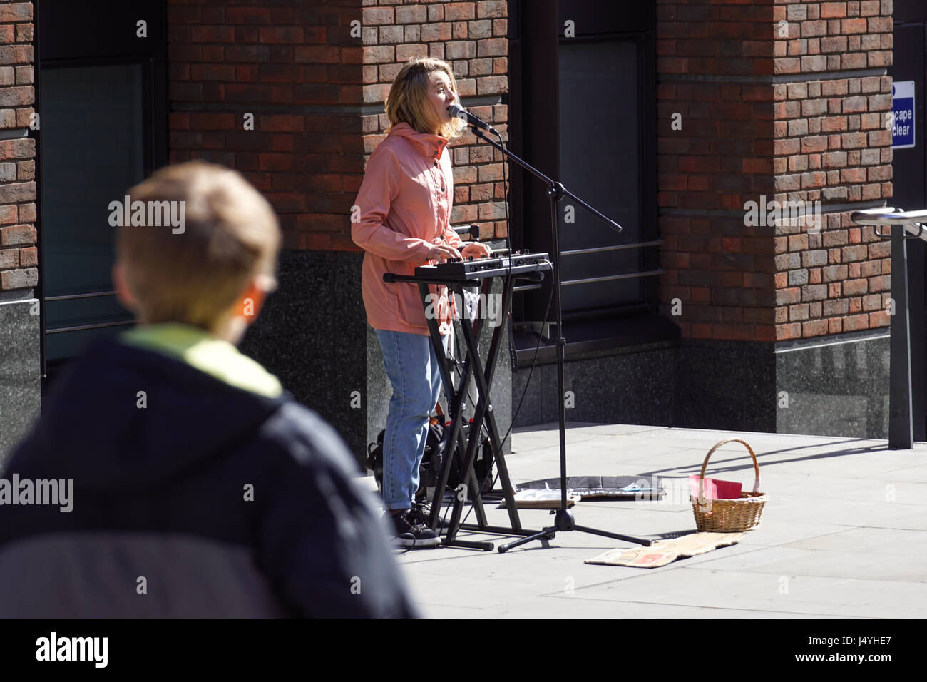LONDON, Großbritannien - 22. April 2017: Shoreditch, London: Straßenmusiker an der Columbia Road Blumenmarkt. Straßenkünstler animieren gebende Emotionen zu großen Städten Stockfoto
