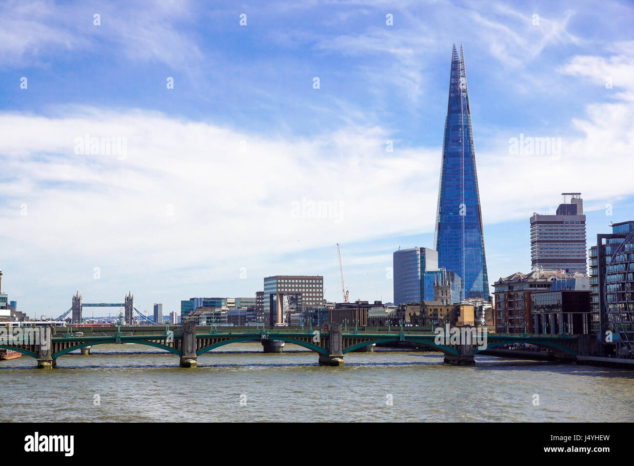 LONDON - 20 APR: The Shard Gebäude und Riverside in London am 20. April 2017, abgebildet. Die Scherbe eröffnet der Öffentlichkeit am Februar 2013. 309m stehen die Scherbe ist das höchste Gebäude in Europa. Stockfoto