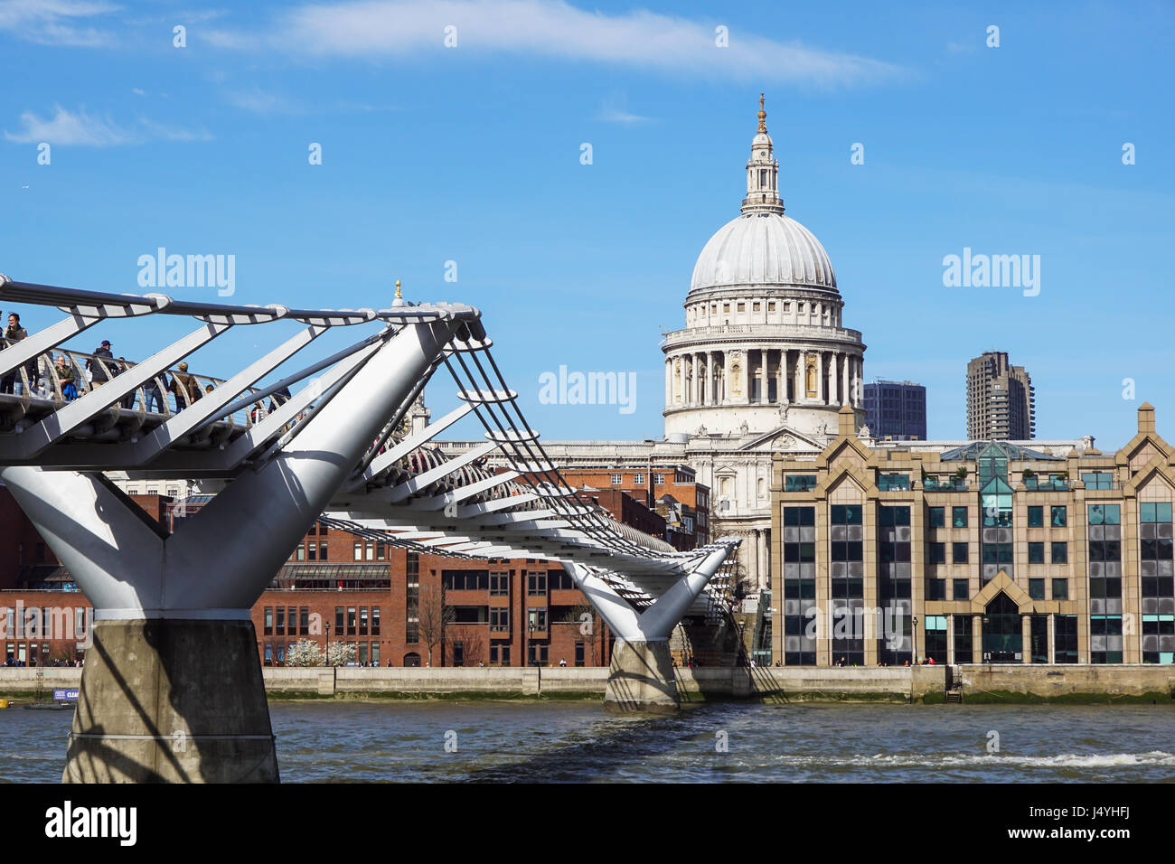 22. März 2017 - London, UK. Sehenswürdigkeiten in London: Themse, Millennium Bridge und St. Paul Kathedrale Stockfoto