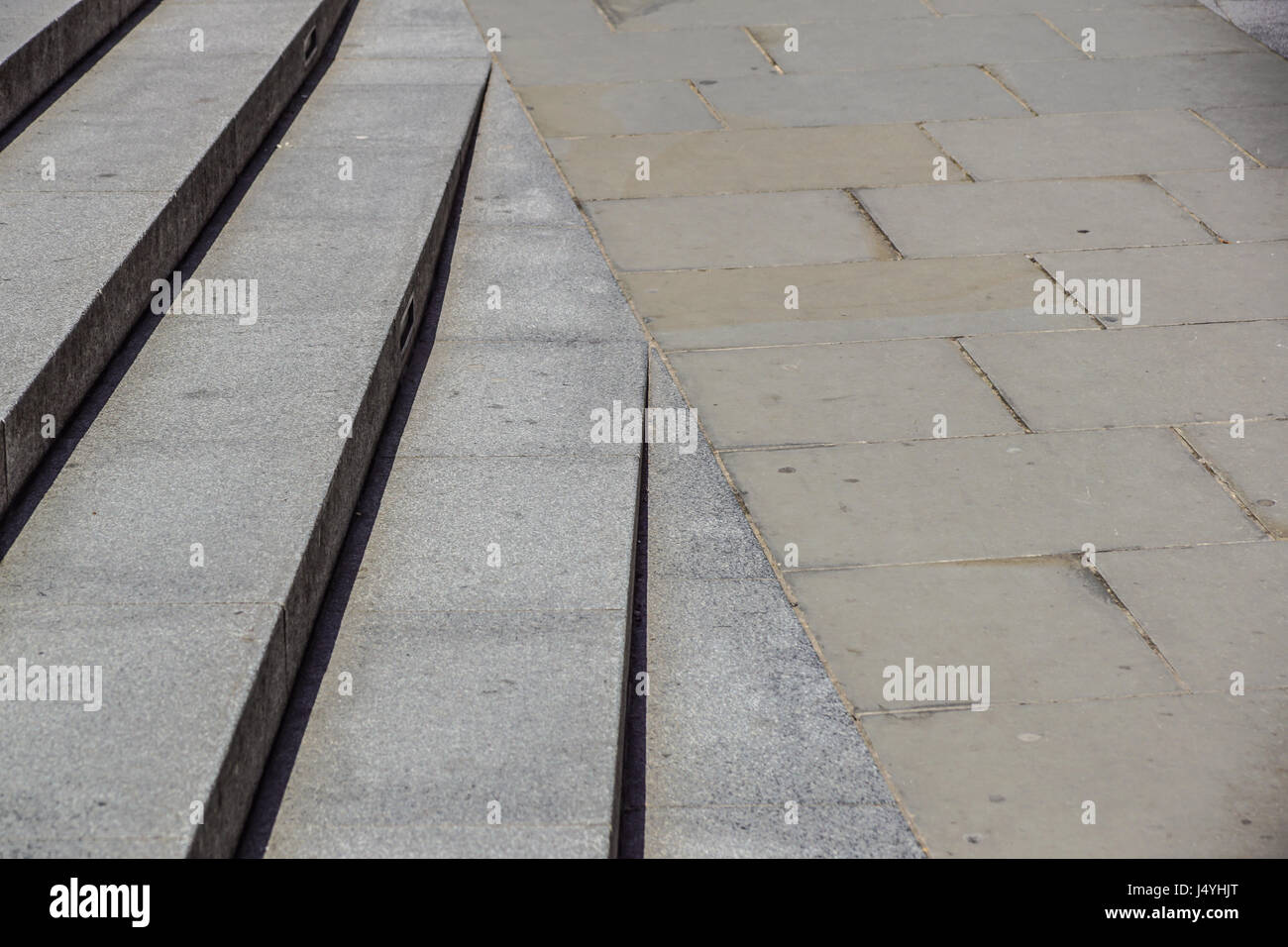 Abstrakt, Treppen, abstrakte Treppen, Treppen in der Stadt, Granittreppen, breite Steintreppe oft auf Denkmälern und Sehenswürdigkeiten, Diagonal, breite steinerne Treppe, Schritte, schwarz / weiß Foto zu sehen Stockfoto