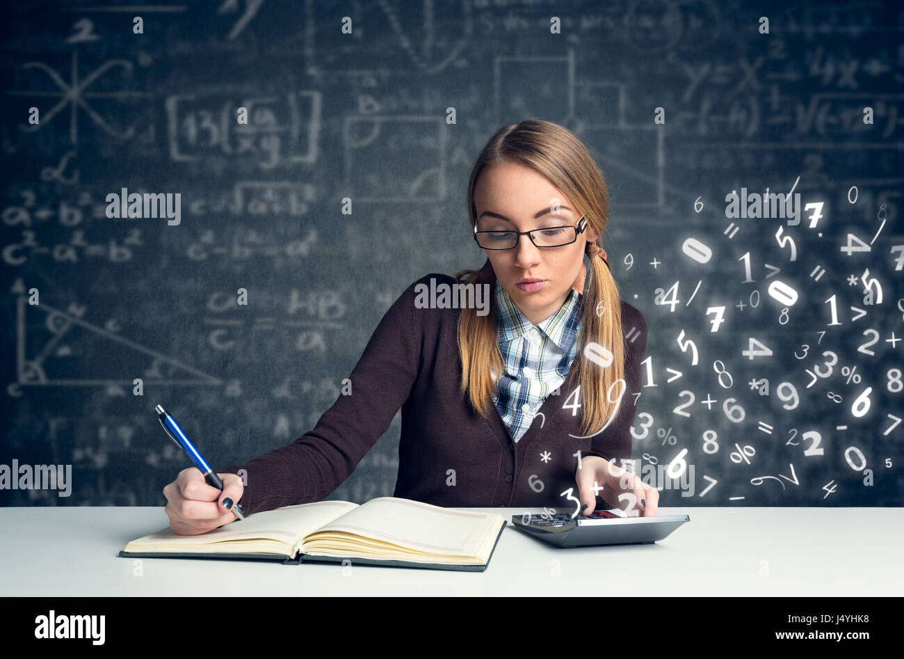 Schulmädchen, die Mathematik mit mathematischen Formeln zu tun Stockfoto