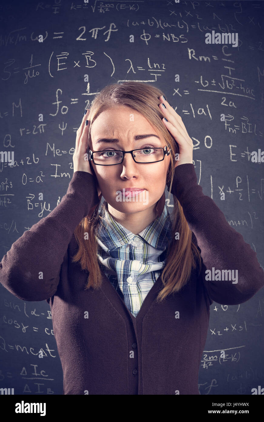 Verzweifelte Schülerin verwechseln mit mathematischen Formeln Stockfoto