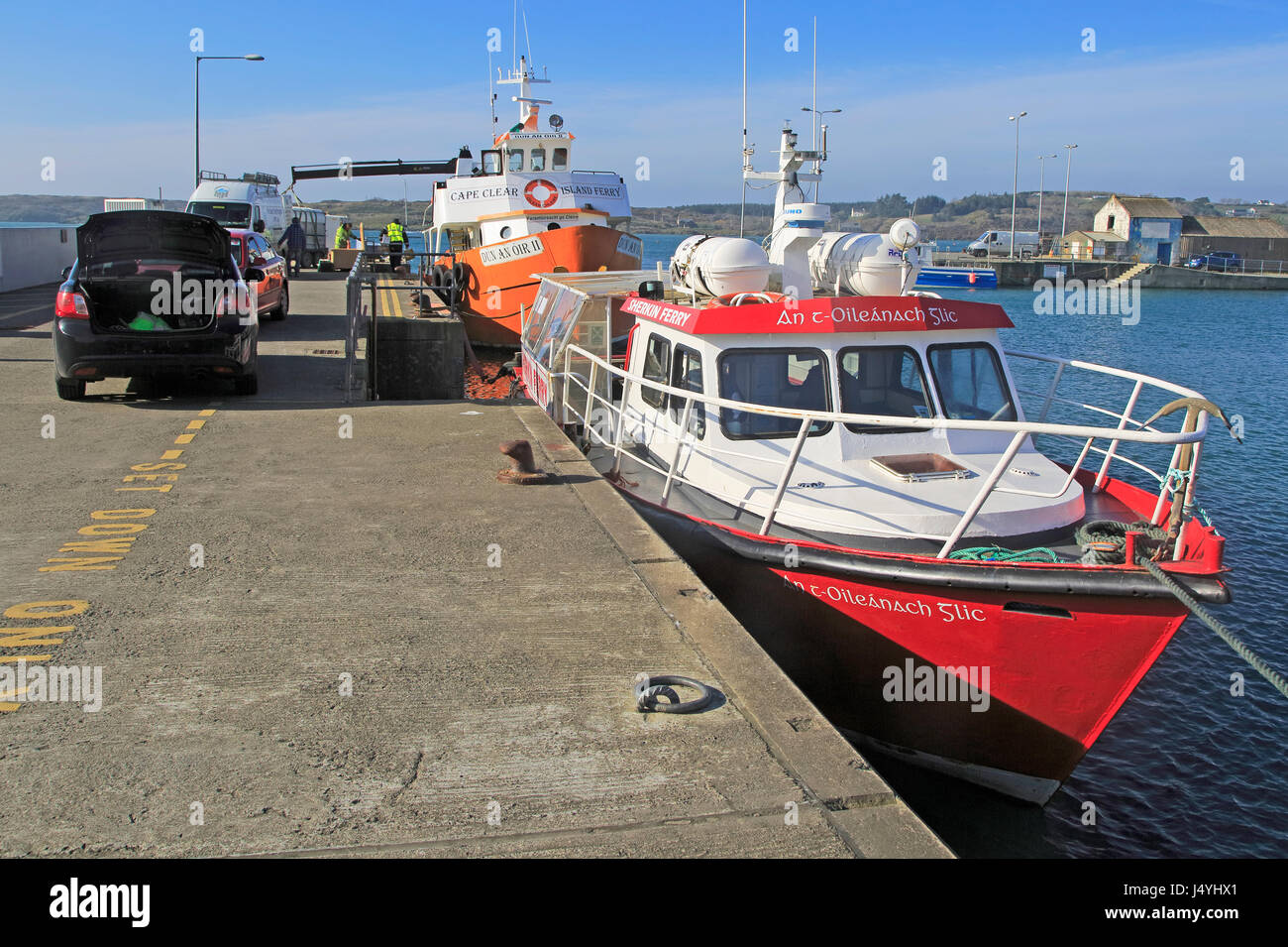 Boote im Hafen, Fähre, Baltimore, Grafschaft-Korken, Irland, Republik Irland Stockfoto