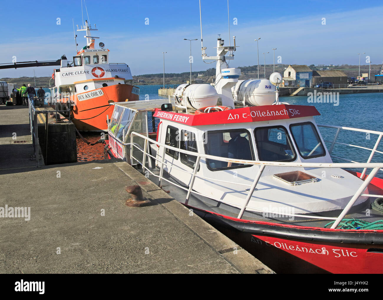 Boote im Hafen, Fähre, Baltimore, Grafschaft-Korken, Irland, Republik Irland Stockfoto
