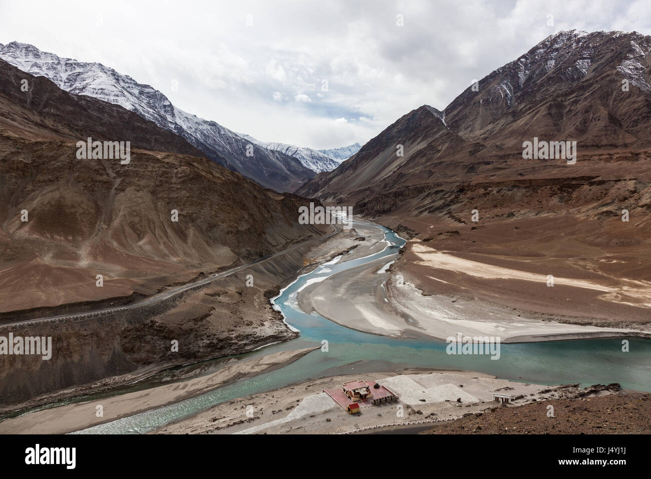 Zusammenfluss von Zanskar und Indus Flüsse Stockfoto