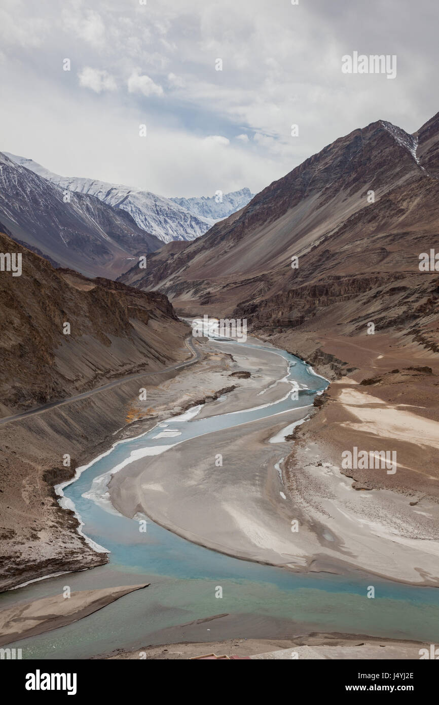 Zusammenfluss von Zanskar und Indus Flüsse Stockfoto