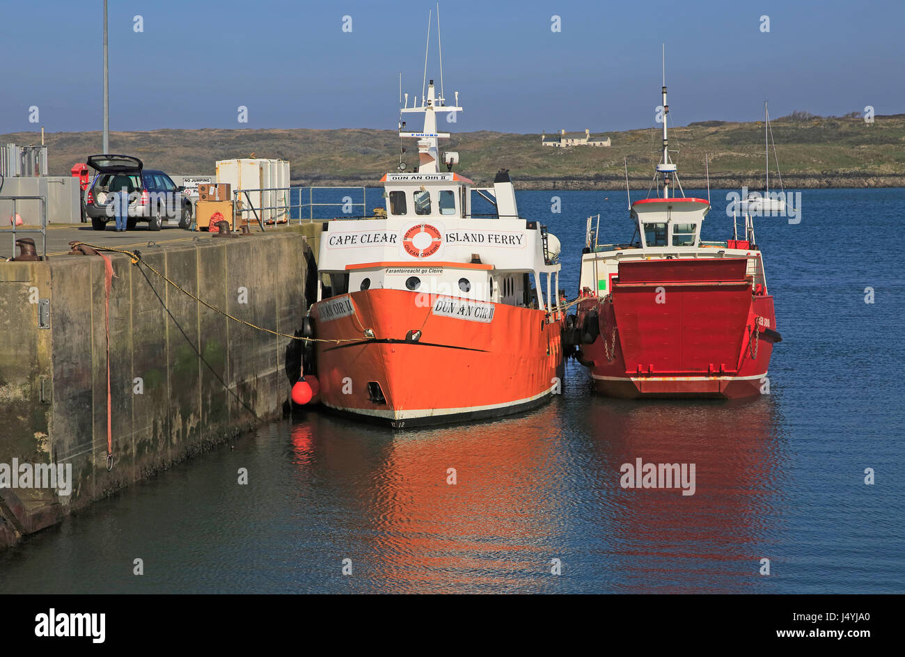 Fähren im Hafen von Baltimore, Grafschaft-Korken, Irland, irische Republik Blick auf Sherkin Island Stockfoto