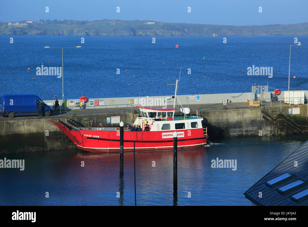 Fähre im Hafen von Baltimore, Grafschaft-Korken, Irland, irische Republik Blick auf Sherkin Island Stockfoto
