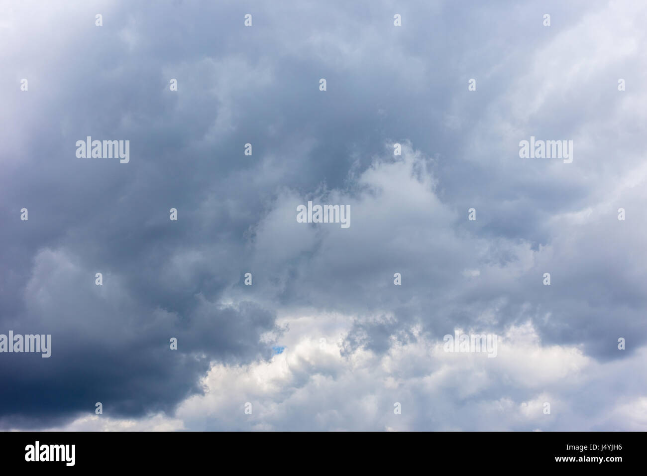 Zusammenfassung Hintergrund, dunklen Himmel mit Wolken Nahaufnahme Stockfoto