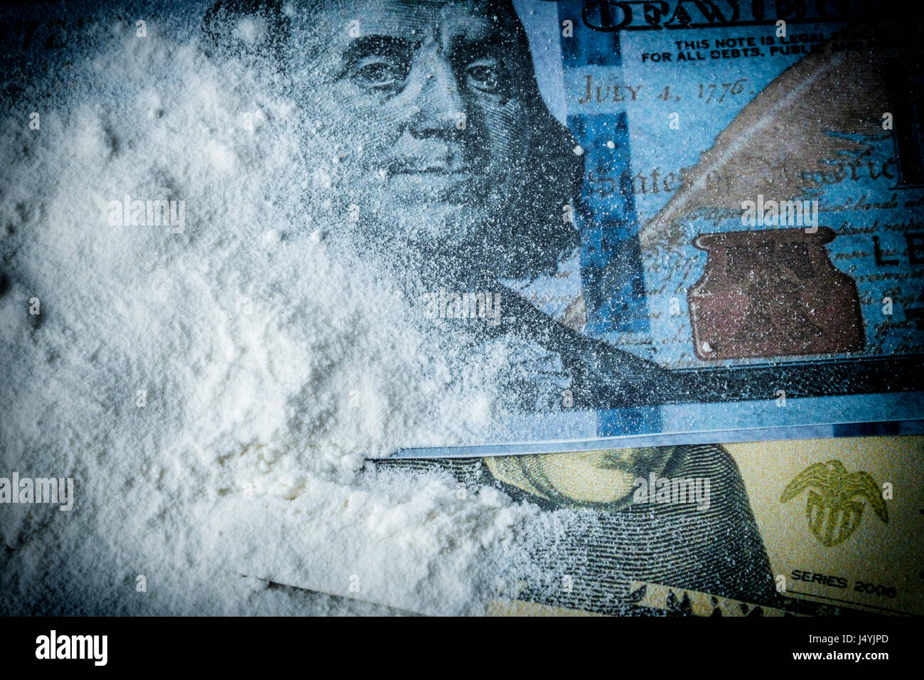 Kokain Drogen Pulver Haufen zusammen mit mehrere Dollar tickets Stockfoto