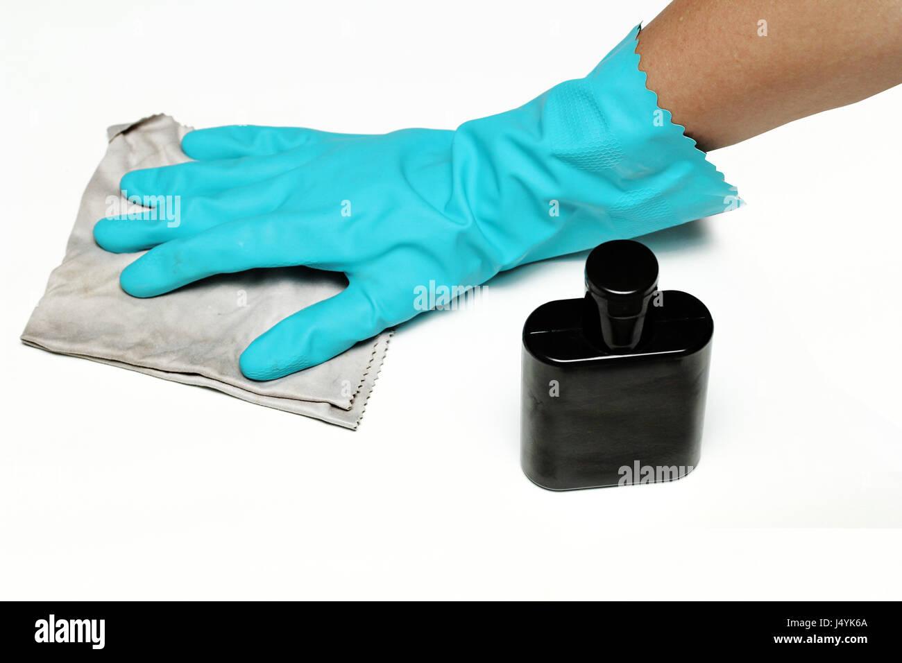 Tragen Sie Gummihandschuhe und rieb sauber Lederwaren durch Chemisches Polieren mit einem Mikrofasertuch. Stockfoto