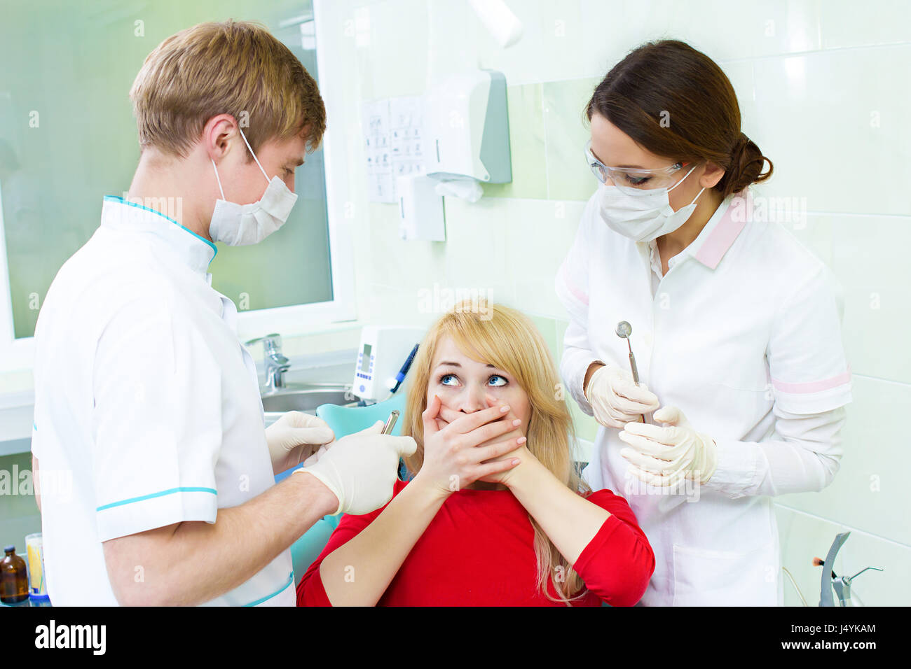 Beim Zahnarzt Bohren Schmerzen Stockfotos und -bilder Kaufen - Alamy