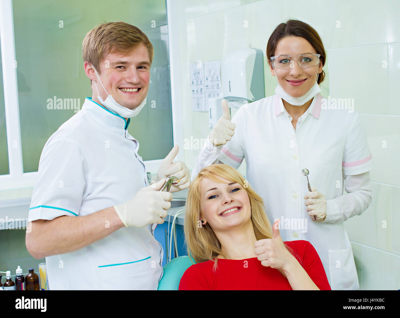 Porträt glücklich Zahnärztin Gesundheitswesen professioneller Assistent zufrieden lächelnde Frau Patienten im Büro geben Daumen nach oben Zeichen Geste. Erfolgreichen t Stockfoto