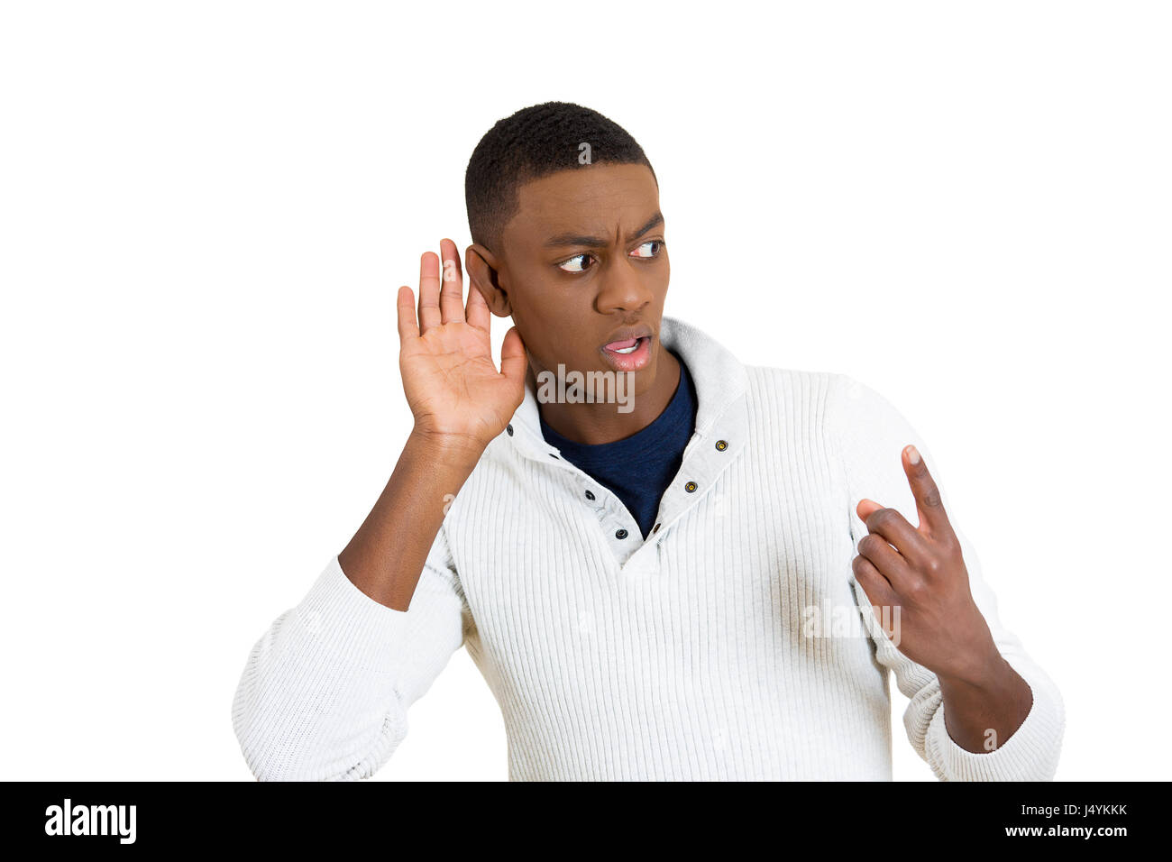 Kopfschuss neugierige junger Mann anhören Gespräch Nachrichten abhören Hand zum Ohr Geste Datenschutzkonzept isoliert textfreiraum weißen Hintergrund. Huma Stockfoto