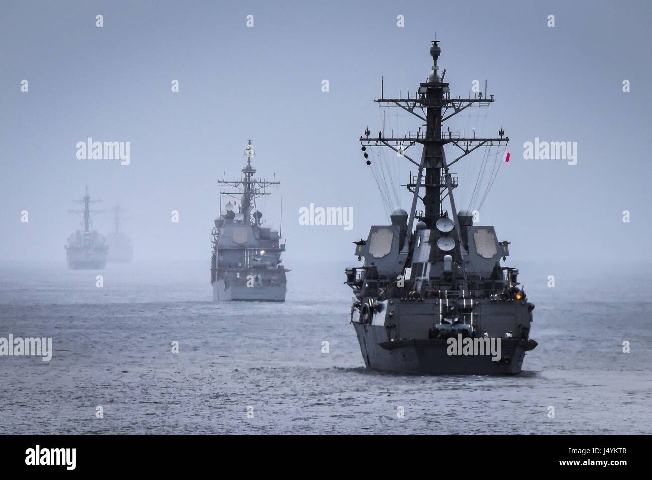 Die US Navy geführte Flugkörper Zerstörer USS Sampson, USS Halsey, USS Preble und der geführte Flugkörper Kreuzer USS Bunker Hill während der Eskorte mit Roosevelt Carrier Strike Group 3. Mai 2017 im Pazifischen Ozean. Stockfoto